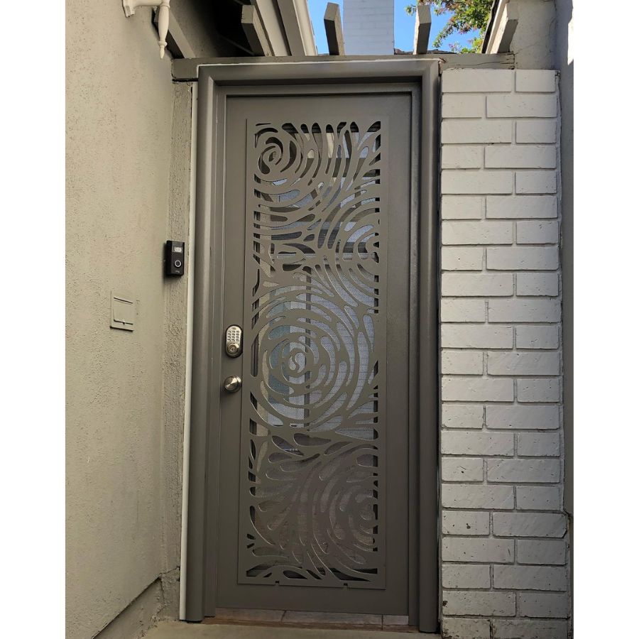 puerta de herrería moderna delgada de color gris
