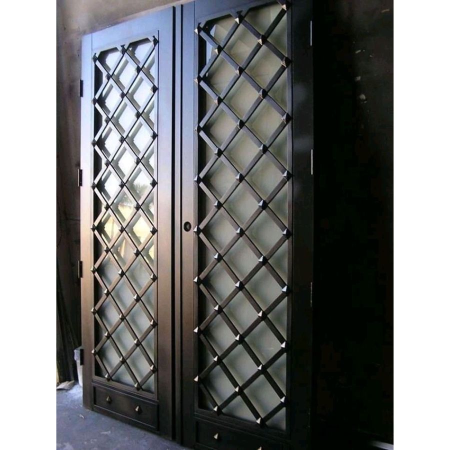 puerta de herreria moderna grande con detalles tejidos en forma de rombo