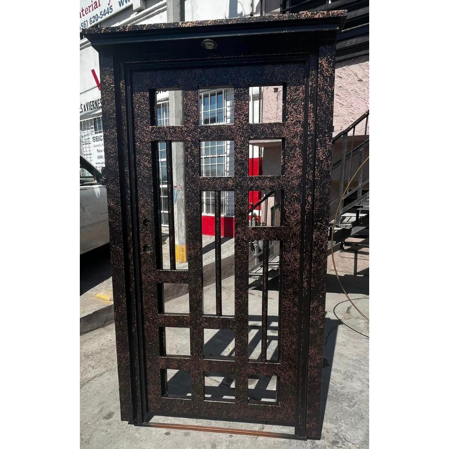 Puerta bonita con marco grande en hierro forjado