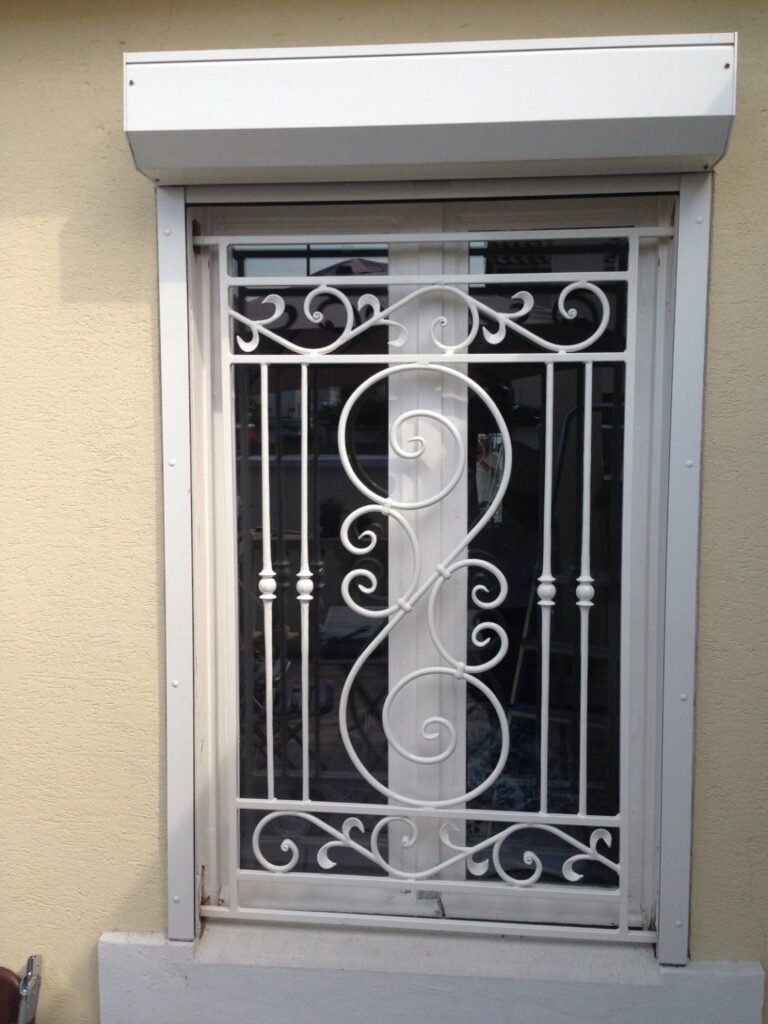 ventanas de herreria para exterior con detalles circulares en hierro