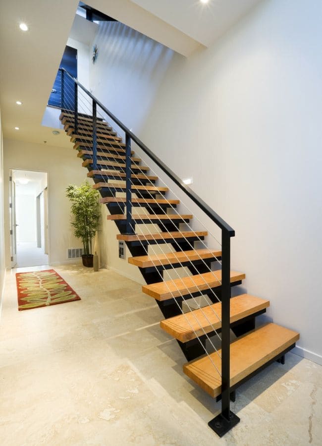 bonita escalera sencilla de herrería con detalles en madera clara