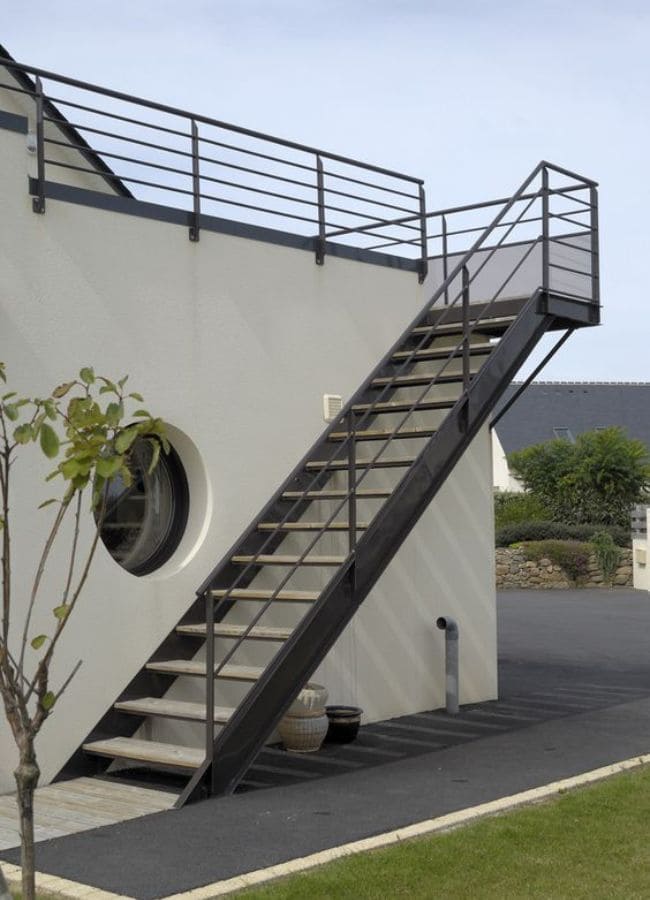 diseño de escalera de herrería para acceso hacia terraza en segundo piso