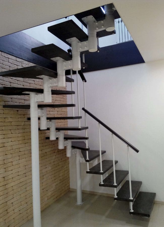 diseño simple de escalera de herrería para pequeños espacios