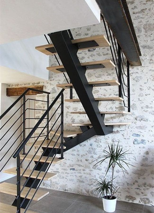 escalera con viga central en hierro y escalones en madera