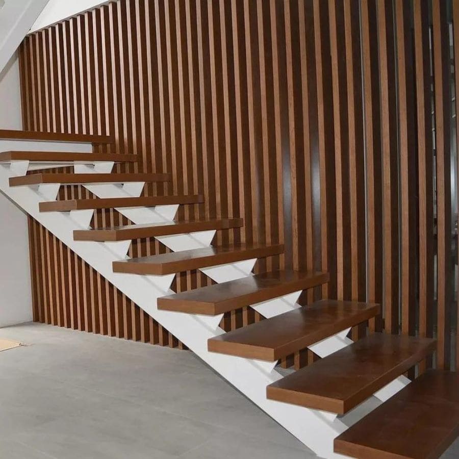 escalera con vigas de herrería y escalones de madera