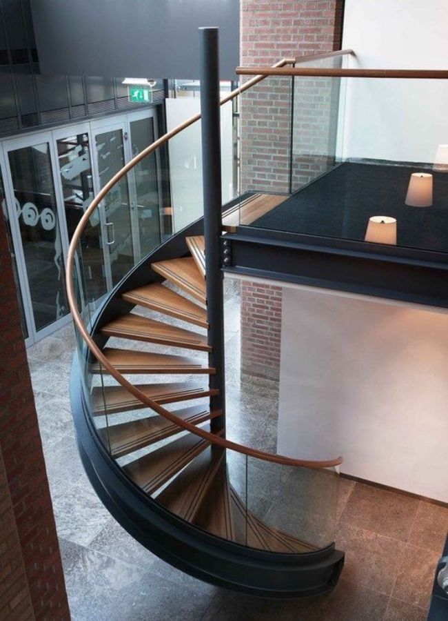escalera de caracol moderna de hierro y madera para interior