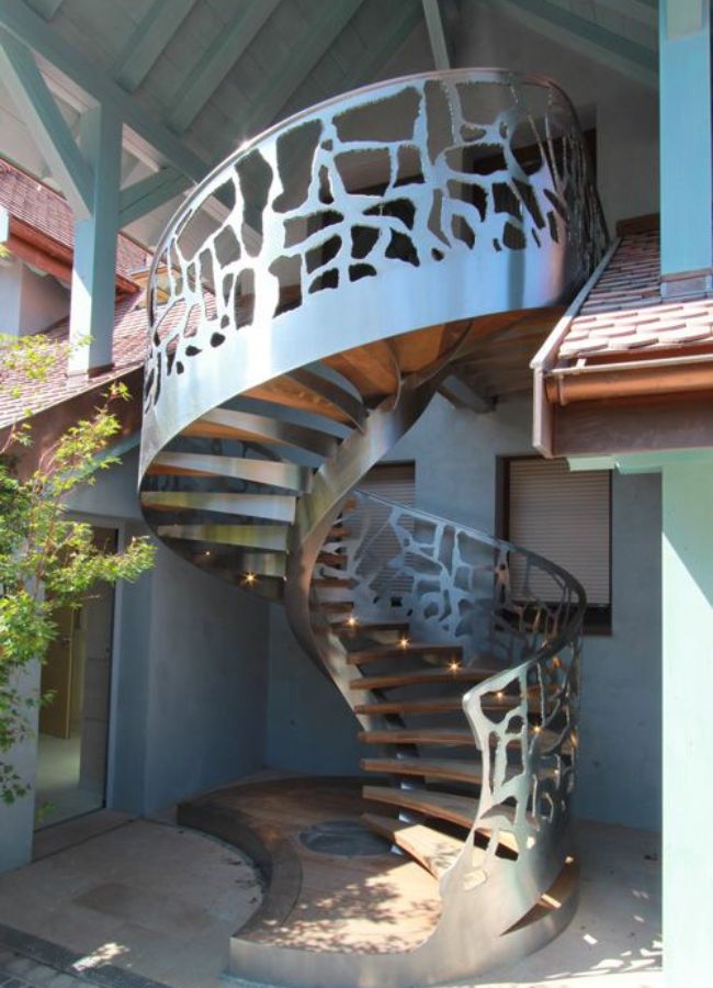 escalera de caracol moderna fabricada en acero estilo moderno con barandal compacto