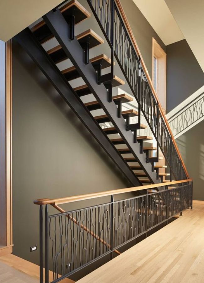 escalera de herrería bonita para interior de casa con peldaños de madera