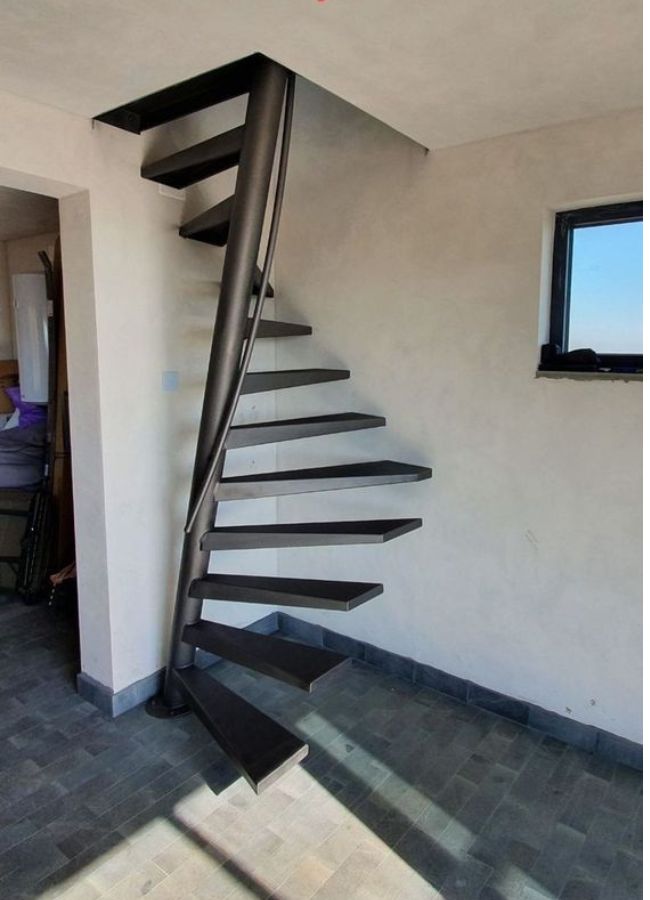 escalera de herrería en caracol para espacios reducidos en interiores pequeños