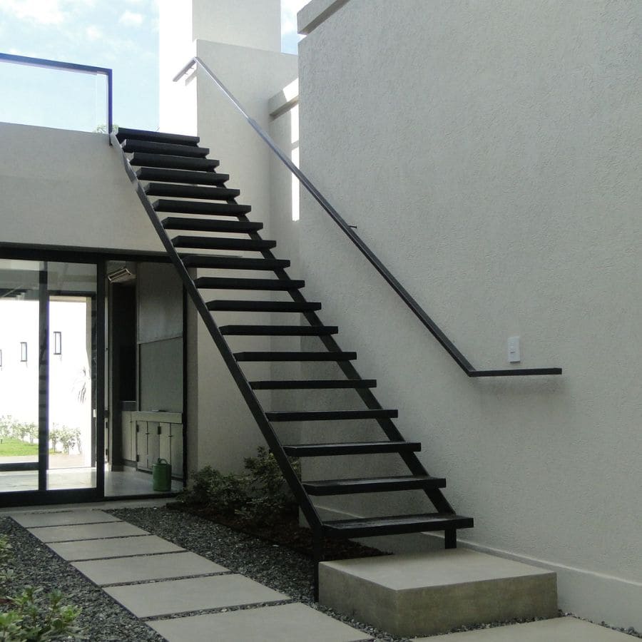 escalera de herrería exterior moderna para casas