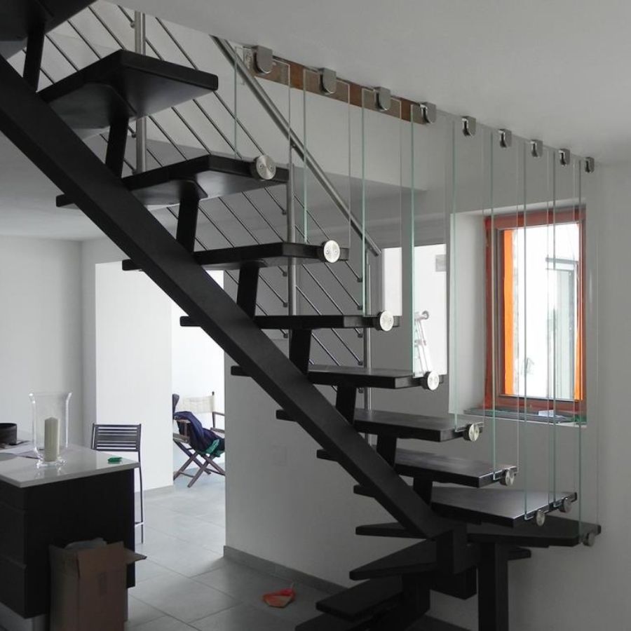 escalera de herrería para interior con estructura simple