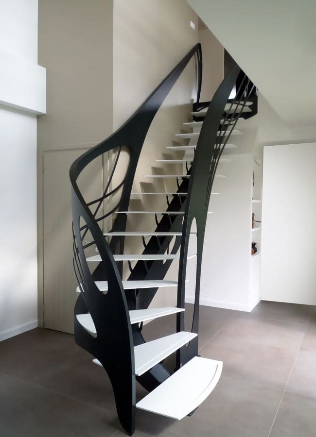 escalera de herrería pequeña y simple con diseño moderno