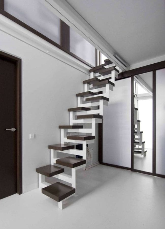 escalera de herrería sencilla con madera y peldaños en zig zag para espacios pequeños