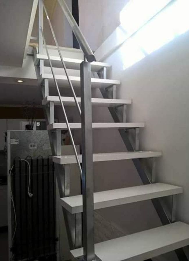 escalera de herreria sencilla para pequeños espacios
