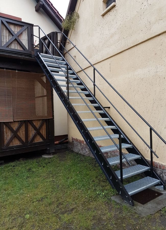 escalera recta de herrería simple para exteriores de casa