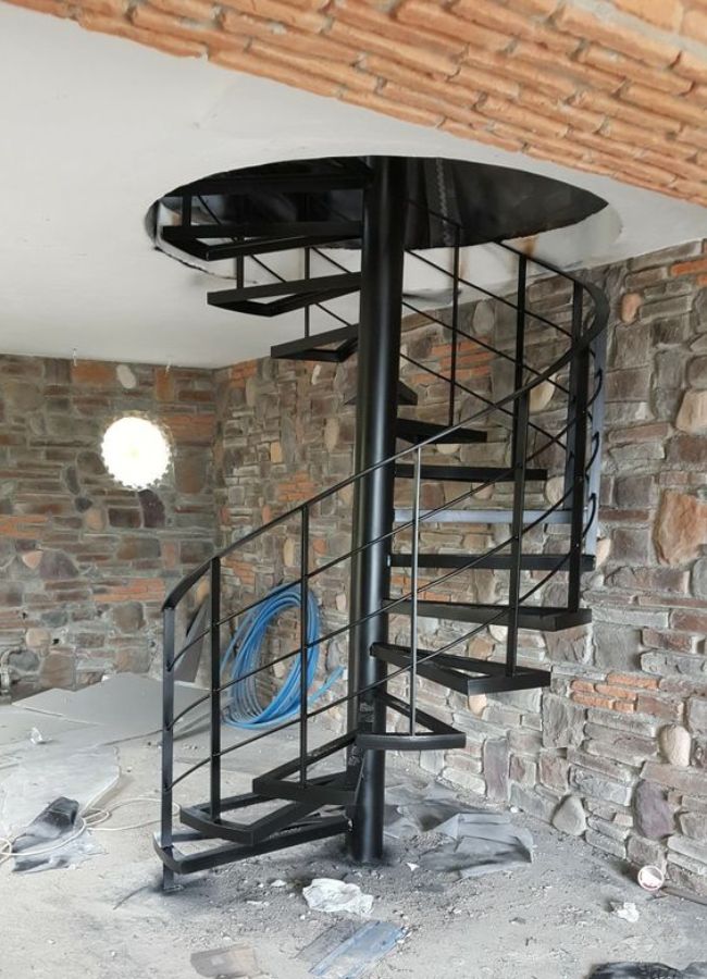 escaleras de caracol de herreria elegantes de color negro