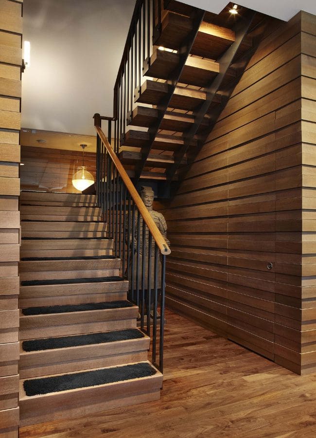 escaleras de herrería con escalones de madera