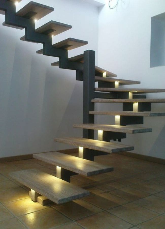 escaleras de herrería con madera e iluminación indirecta