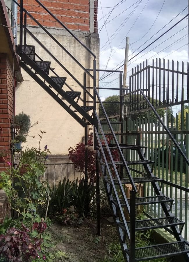 escaleras de herrería para exteriores con estructura liviana