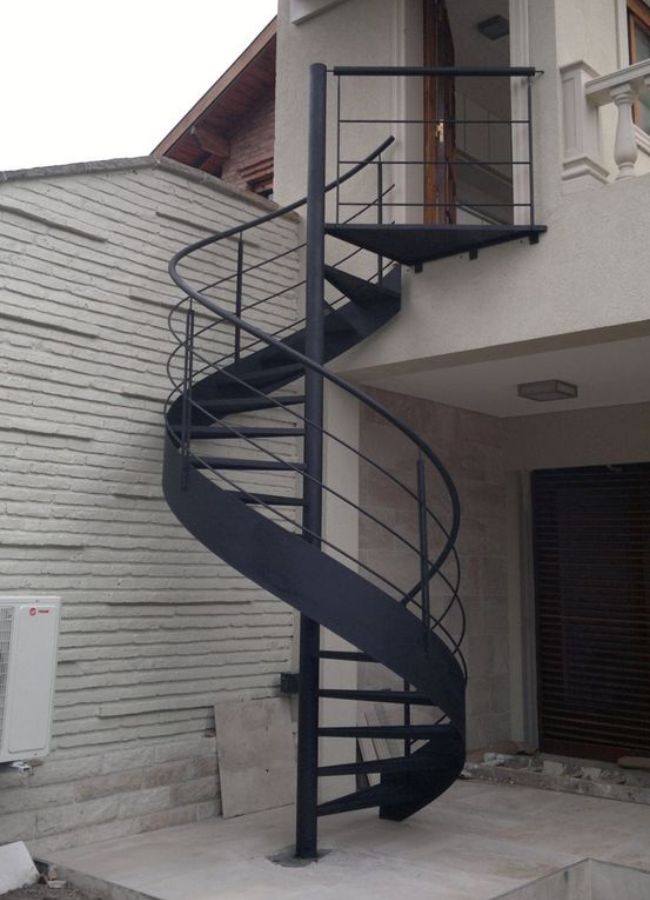 hermosa escalera de herrería en forma de caracol para una gran altura exterior