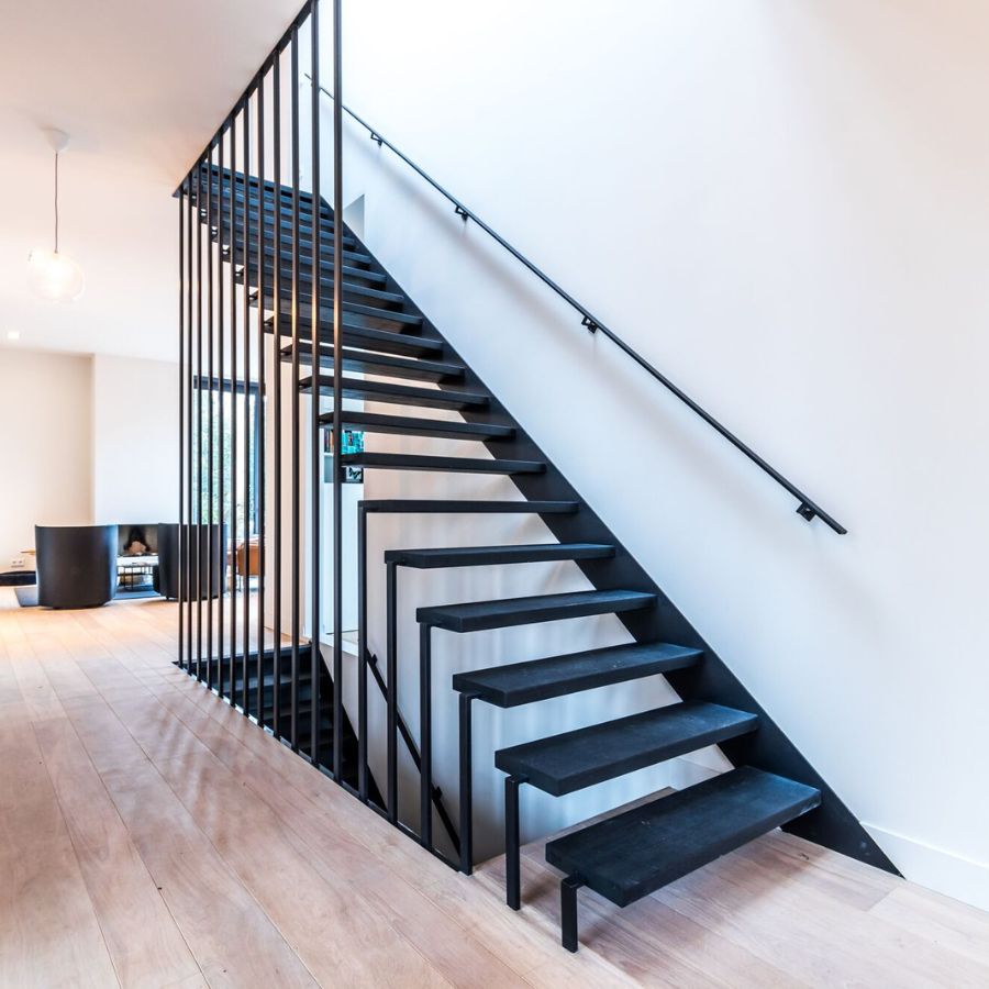 moderna escalera recta de herreria para interior de casa